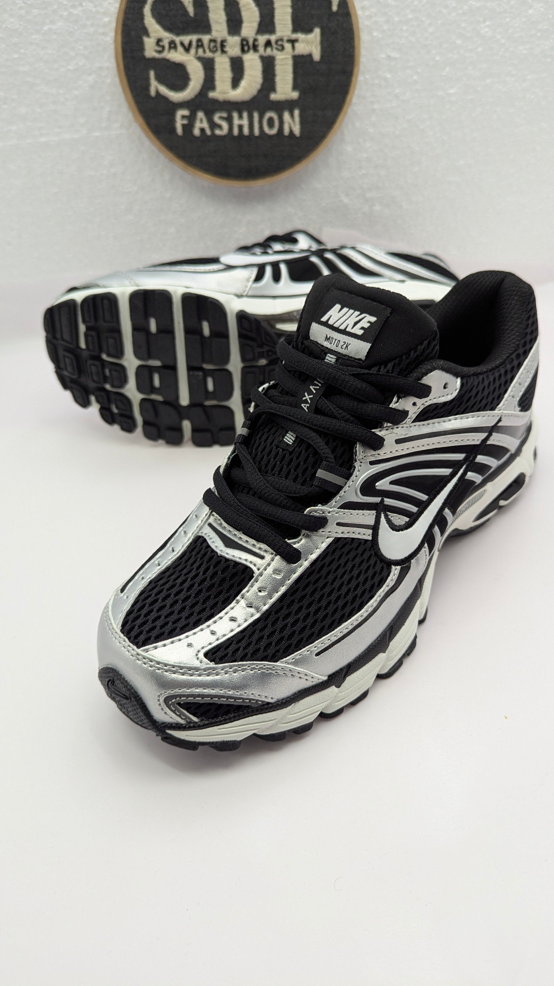 NIKE MOTO 2K SILVER/BLACK